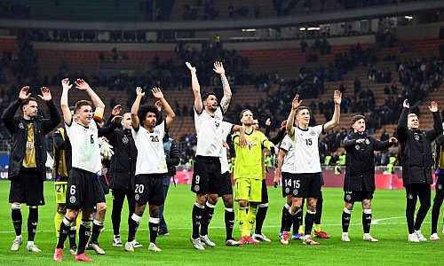 Die deutschen Spieler feiern ihren großen Sieg vor den mitgereisten deutschen Fans. - © Federico Gambarini/dpa