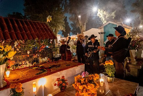 Am Tag der Toten übernachten viele Mexikaner auf dem Friedhof. (Archivbild) - © Jair Cabrera Torres/dpa