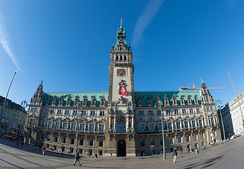 FDP und BSW ziehen nicht in die Bürgerschaft im Rathaus ein. - © Daniel Reinhardt/dpa