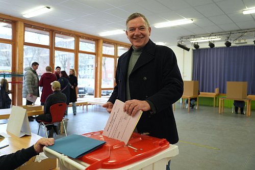 Jan van Aken spricht vom Comeback seiner Partei. - © Marcus Brandt/dpa