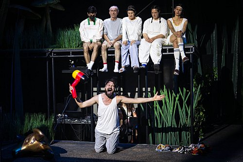 Die Geschichte von Mesut Özil wird in Bremen als Theaterstück aufgeführt. - © Sina Schuldt/dpa