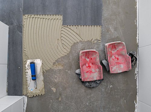 Wasserschaden im Duschbereich vermeiden: Wer im Bad einen neuen Fliesenboden verlegt, sollte auf eine sorgfältige Abdichtung des Untergrunds achten. - © Patrick Pleul/dpa-Zentralbild/ZB