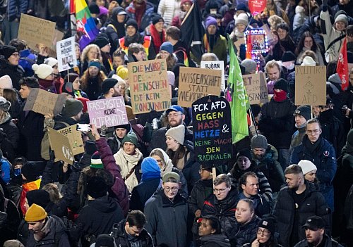 Die Teilnehmer de Demos hatten zahlreiche Plakate dabei. - © Boris Roessler/dpa