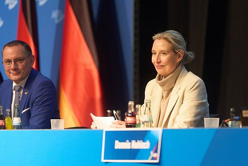 Auch die AfD-Bundesvorsitzenden Weidel und Chrupalla trafen mit Verspätung ein. - © Thomas Frey/dpa