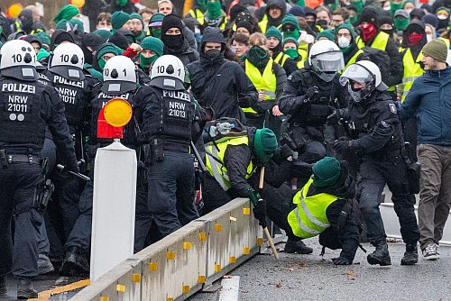 Bei den Protesten kam es zu Rangeleien und Zusammenstößen. - © Lando Hass/dpa