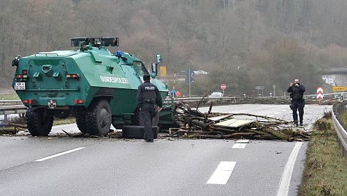 Mehrere Bundesstraßen wurden zeitweise blockiert. - © Thomas Naumann/dpa