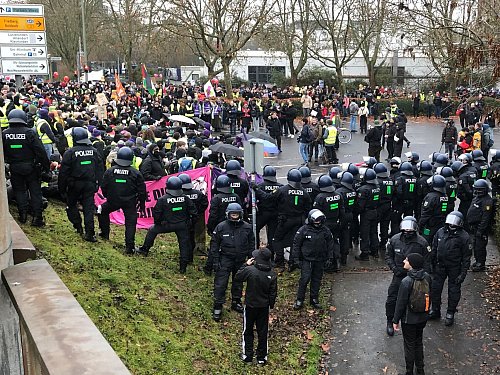 Eine unangemeldete Demonstration an der Konrad-Adenauer-Brücke in Gießen. - © Christine Schultze/dpa