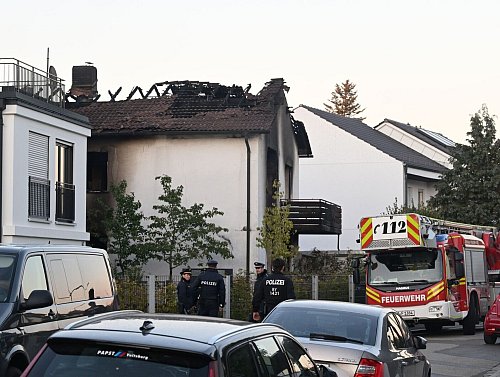 Das Haus konnte erst betreten werden, nachdem Sprengfallen unschädlich gemacht worden waren. In dem Zusammenhang wurde das Oktoberfest zeitweise gesperrt, nachdem ein bedrohliches Schreiben des Tatverdächtigen aufgetaucht war. (Archivbild) - © Felix Hörhager/dpa