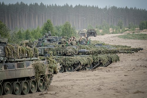 Leopard-2-Panzer der Bundeswehr bei einer Übung - die deutschen Streitkräfte sollen in den kommenden Jahren besser bewaffnet werden. (Archivbild) - © Kay Nietfeld/dpa