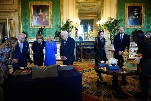 Dem Bundespräsidenten und seiner Frau wurden Objekte aus der Königlichen Sammlung präsentiert. - © Bernd von Jutrczenka/dpa