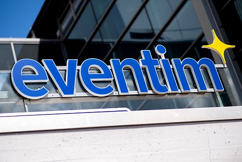 Das Eventim-Logo hängt an einem Ticketschalter an der Bremer ÖVB-Arena. (Archivbild) - © Hauke-Christian Dittrich/dpa