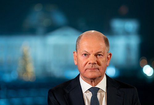 Kanzler Scholz versichert Bürgern, die Ukraine werde weiter unterstützt. - © Soeren Stache/dpa