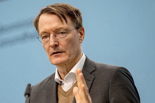 Gesundheitsminister Karl Lauterbach betont, dass es um kurzfristige Engpässe gehe. - © Fabian Sommer/dpa