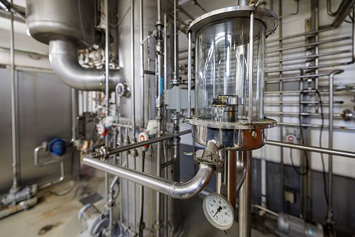 In solch einem Schauglas an der Entalkoholisierungsanlage wird der Alkohol-Pegel abgelesen. - © Jörg Halisch/dpa/dpa-tmn