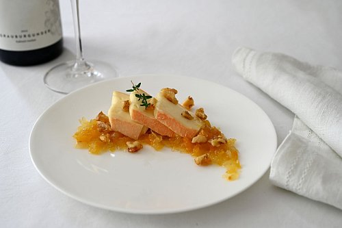 Die Käsescheiben werden auf einem Bett aus Zwiebel-Aprikosen-Marmelade angerichtet. Dazu passt ein fruchtiger alkoholfreier Riesling. - © Julia Uehren/Deutsches Wein-Institut/dpa-tmn