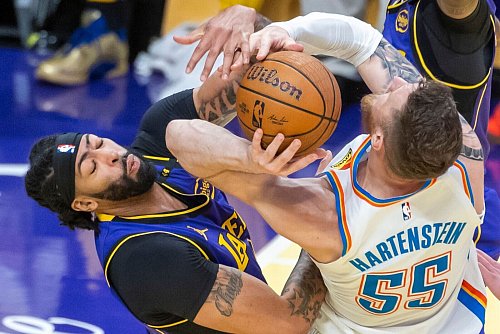 Isaiah Hartenstein (rechts) kämpfte um jeden Rebound - meistens erfolgreich auch gegen Anthony Davis. - © Ringo Chiu/ZUMA Press Wire/dpa