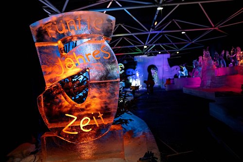 Bunte Scheinwerfer erzeugen bei den kristallklaren Skulpturen eine besondere Atmosphäre. - © Fabian Strauch/dpa