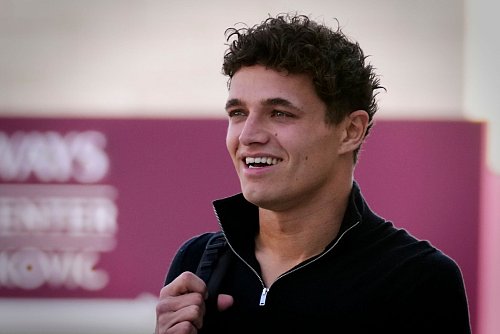 Gut gelaunt vor der möglichen Krönung: WM-Spitzenreiter Lando Norris. - © Darko Bandic/AP/dpa