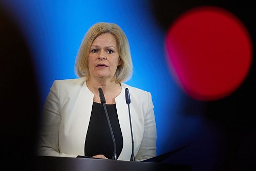 Innenministerin Nancy Faeser (SPD) nannte die Forderungen der Gewerkschaften sehr hoch. - © Jörg Carstensen/dpa