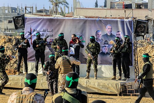 Die Geiselübergabe lief am Samstag geordneter als zuvor. - © Abed Rahim Khatib/dpa