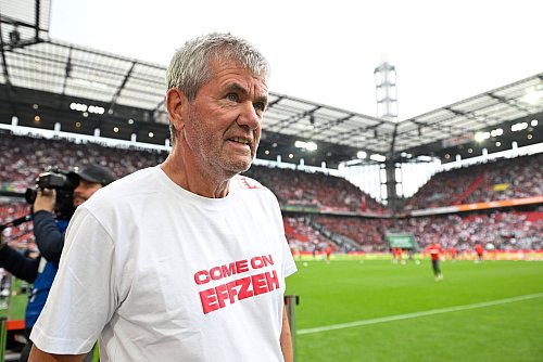 Der 71 Jahre alte Funkel liebäugelt mit noch einer Bundesliga-Saison als Trainer. - © Anke Waelischmiller/dpa