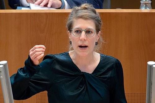 Grünen-Fraktionschefin Verena Schäffer vermisst in der Haushaltsdebatte des nordrhein-westfälischen Landtags die differenzierten Töne. - © Henning Kaiser/dpa