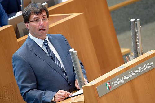 Nordrhein-Westfalens Finanzminister Marcus Optendrenk muss seinen Etatentwurf für 2026 gegen harsche Kritik verteidigen. - © Henning Kaiser/dpa