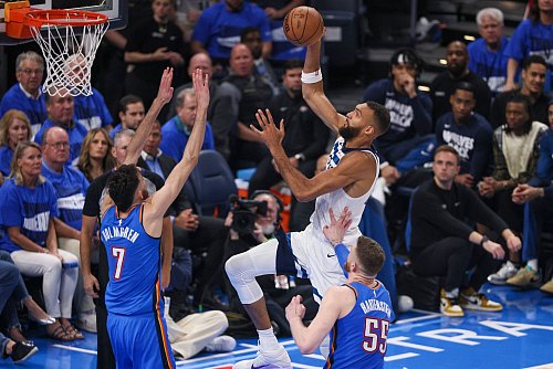 Holmgren (l) und Hartenstein (r) verloren die wenigsten Duelle mit Gobert: Dieser Korb war eine Ausnahme. - © Nate Billings/AP/dpa