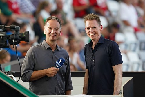 Frank Busemann (r) arbeitet unter anderem als TV-Experte für die ARD. - © Marcus Brandt/dpa