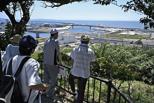 Küstenanwohner begaben sich in höher gelegene Zonen. - © Muneyoshi Someya/Kyodo News/AP/dpa