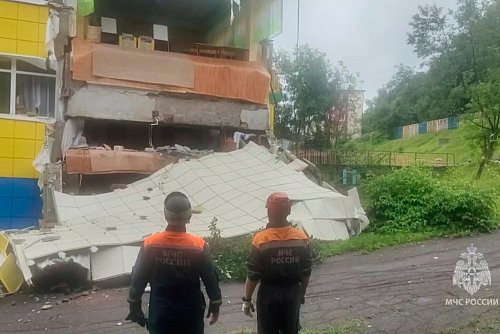 Auch ein Kindergarten-Gebäude wurde schwer beschädigt. - © Uncredited/Russian Emergency Ministry Press Service/AP/dpa