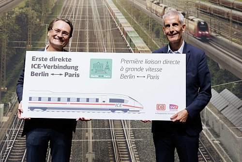 Von Berlin aus geht es über Frankfurt, Karlsruhe und Straßburg nach Paris - Michael Peterson (l) von der Deutschen Bahn und Alain Krakovitch von der französischen SNCF präsentierten die Strecke Ende September. (Archivbild) - © Carsten Koall/dpa