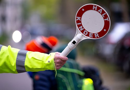 Der Auto Club Europa (ACE) untersuchte die Schulwegsicherheit an bundesweit 167 Grundschulen. - © Sven Hoppe/dpa
