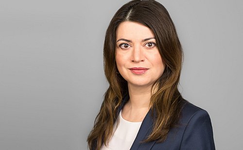 Die neue Grimme-Chefin Çi?dem Uzuno?lu hat bei der diesjährigen Grimmepreis-Verleihung ihren ersten großen Auftritt - © Die Hoffotografen/Grimme-Institut/dpa