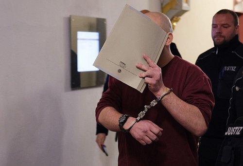 Der Prozess um den Tod einer Zweijährigen durch unterlassene Hilfeleistung hat begonnen. - © Sebastian Willnow/dpa