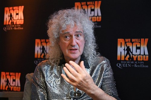 May ist 78 Jahre alt und kam bei der Musicalpremiere von «We Will Rock You» überraschend auf die Bühne. - © Bernd Weißbrod/dpa