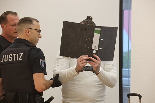 Der Angeklagte soll über Jahre reihenweise Frauen vergewaltigt haben, nachdem er sie zuvor vermutlich mit K.o.-Tropfen bis zur Bewusstlosigkeit betäubt haben soll. - © Bodo Schackow/dpa