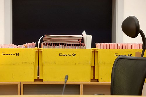 Zahlreiche Vergewaltigungsfälle werden dem Mann unter anderem vorgeworfen. Entsprechend umfangreich sind die Gerichtsakten in dem Prozess. - © Bodo Schackow/dpa