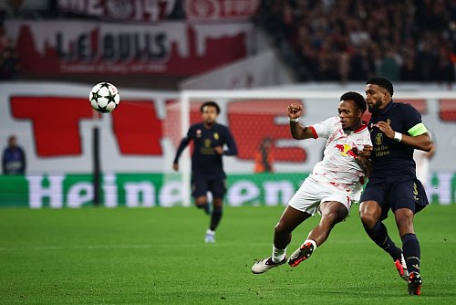 Lois Openda checkt Turins Gleison Bremer weg. Der Juve-Kapitän muss frühzeitig vom Platz. - © Jan Woitas/dpa