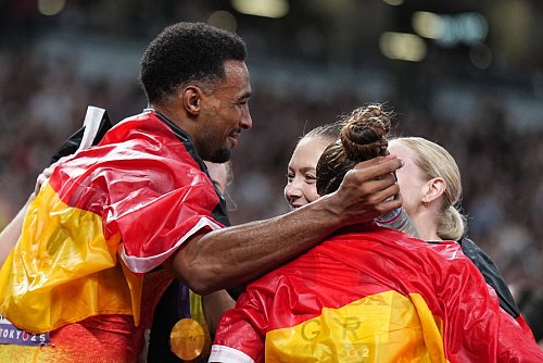 Zum Abschluss gab es Gold durch Leo Neugebauer und Bronze durch die Frauen-Staffel. - © Michael Kappeler/dpa