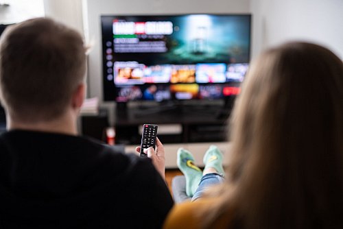 Treue bei Streaming-Abos zahlt sich nicht unbedingt aus. Günstige Angebote gibt es oft, wenn man wechselt oder einen neuen Vertrag abschließt. - © Daniel Reinhardt/dpa/dpa-tmn