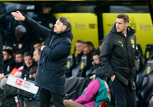 Niko Kovac (l) will trotz der Debüt-Niederlage nur wenige Details ändern - © Bernd Thissen/dpa