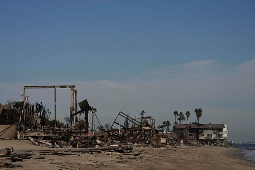 Im Brandschutt der zerstörten Häuser suchen Einsatzteams weiter nach Opfern. - © Jae C. Hong/AP/dpa