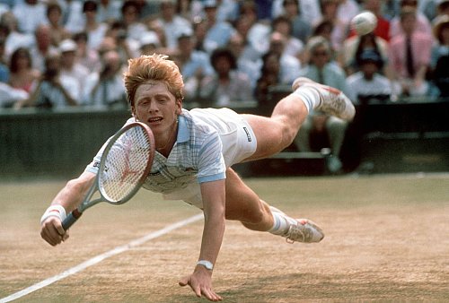 Der 17-jährige Boris Becker hechtet zu einem Ball und gewinnt später erstmals Wimbledon. - © picture alliance / Rüdiger Schrader/dpa
