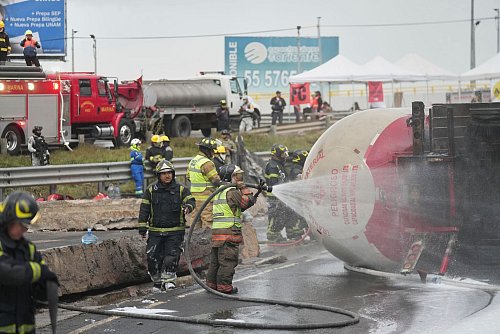 Viele Menschen erlitten schwere Verbrennungen nach der Explosion. - © Fernando Llano/AP/dpa