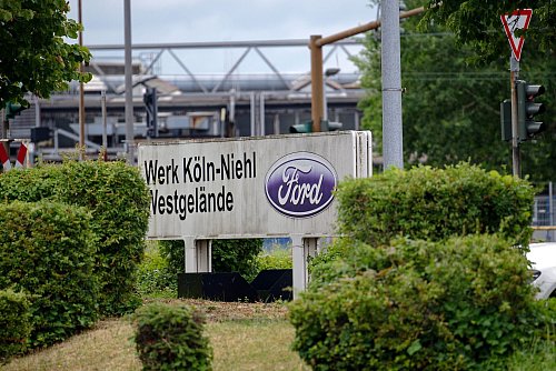 Ford-Logo an einem Werkstor des Autobauers, der in Köln noch große Flächen hat - obwohl er personell schon seit langem schrumpft. - © Henning Kaiser/dpa