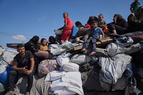 Palästinenser im Gazastreifen auf der Flucht. - © Jehad Alshrafi/AP/dpa