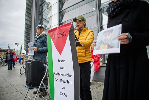 Es wurde auch aus Texten palästinensischer Schriftsteller vorgelesen - © Joerg Carstensen/dpa