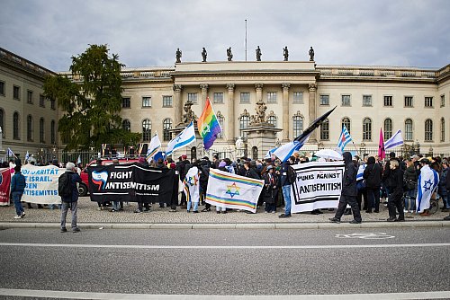 Die proisraelischen Demonstranten versammelten sich vor der Humboldt-Universität - © Joerg Carstensen/dpa