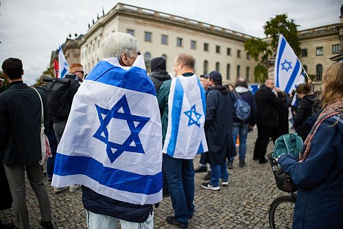 In Mitte äußerten sich Demonstranten pro Israel - © Joerg Carstensen/dpa